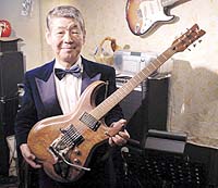 自作ギターのオーナー安達繁雄さん