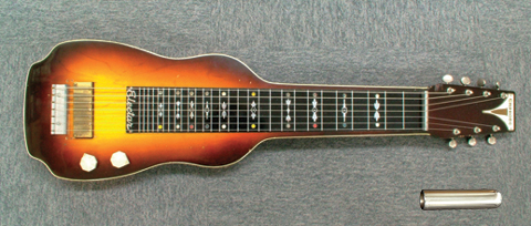 スチールギターと演奏に使われる鉄製のトーンーバー