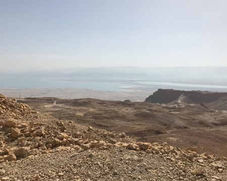 イスラエルの荒野から死海を望む