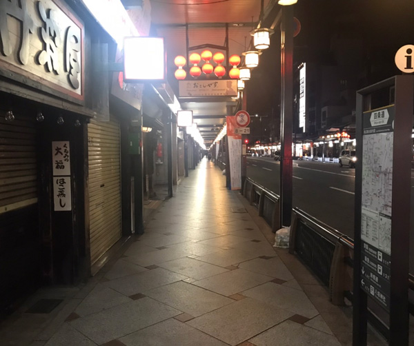 週末の京都四条通りも人影がない。。。