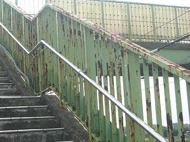 ぼろぼろに錆びた階段がJR東日本のトレードマークか！