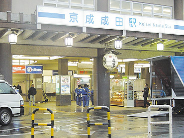 改札口の外には本当にトイレが無い京成成田駅