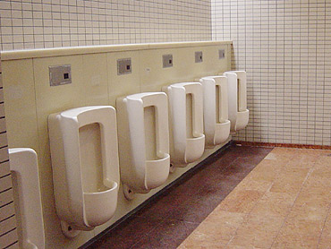 背の高い人が困る空港のトイレ