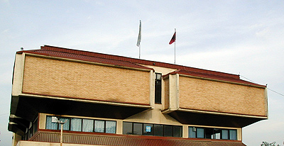 写真 /市役所に掲げられたアルバニアと国連の旗
