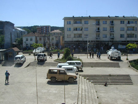 写真 /町に来るセルビア人を警備する国連部隊