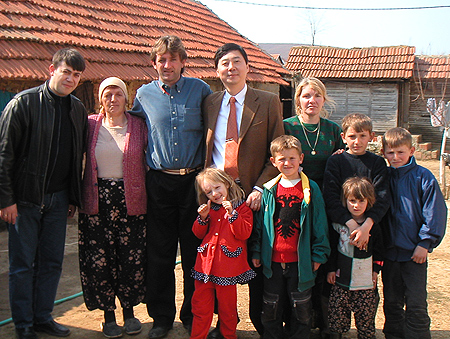 写真 /2003年3月コソボのベシアナの家族と