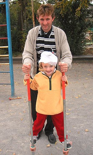 写真 /2002年11月、治療のためにこぶができているベシアナとお父さん