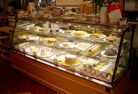 10数種類の自家製ケーキが常に並んでいる豪華なショーケースに誰もが魅了されてしまう!