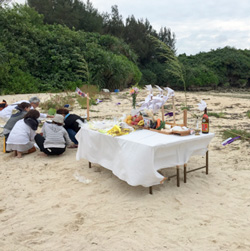 海辺に作られた祭壇のお供え物