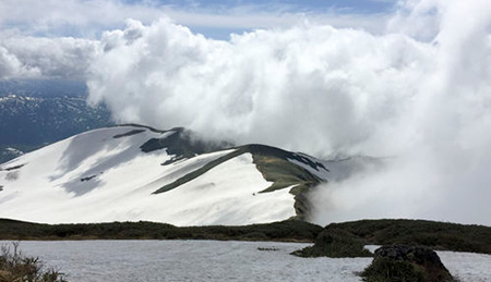 雲と霧にまかれないよう早足で下山