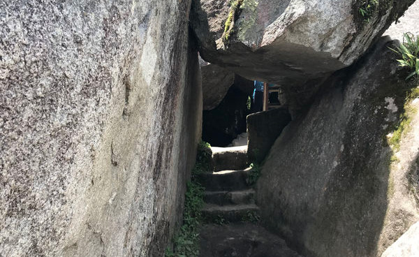 日本の霊峰にみられるような岩間の山道