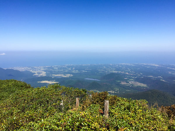 大山の頂上から日本海を一望する