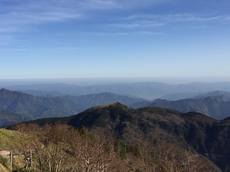 剣山頂上より日本海側の大山を望む