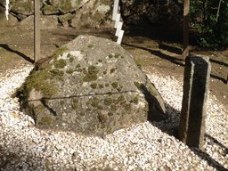 与喜天満神社境内の磐座　鵞形石