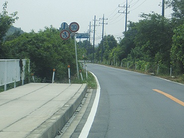 栄町には立派な歩道があっても成田市側では歩道が雑草に変わる