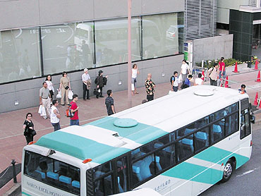 雨の日も、風の日も屋根のない停留所でバスを待たざるをえない海外からのビジター